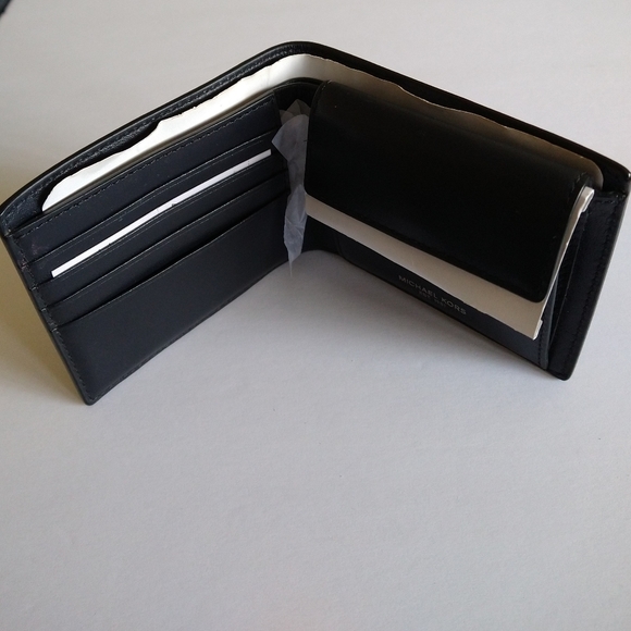 Michael Kors Billfold Black - Picture 5 of 13